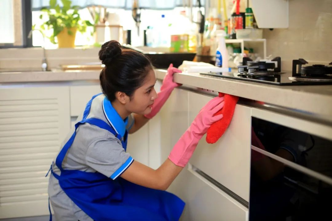 不懂(dǒng)這(zhè)些擦玻璃技巧,新居光(guāng)澤全無